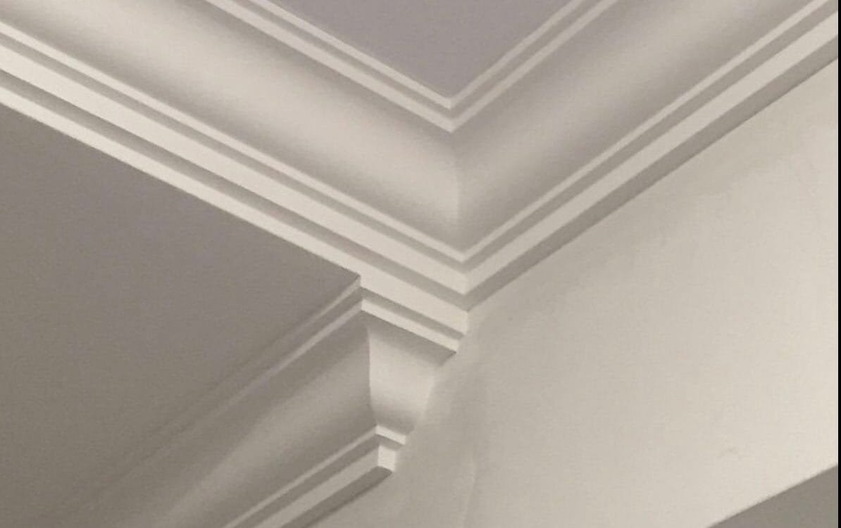 كيف تختار كرانيش أسقف فيوتك جاهزة لمنزلك الجديد؟ لعام 2025